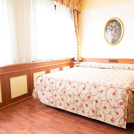 Melas Hotel Merate Bagian luar foto
