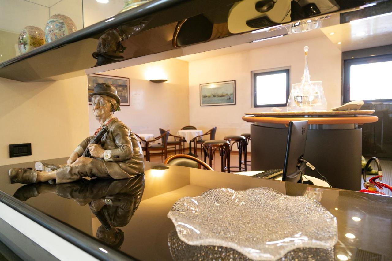 Melas Hotel Merate Bagian luar foto