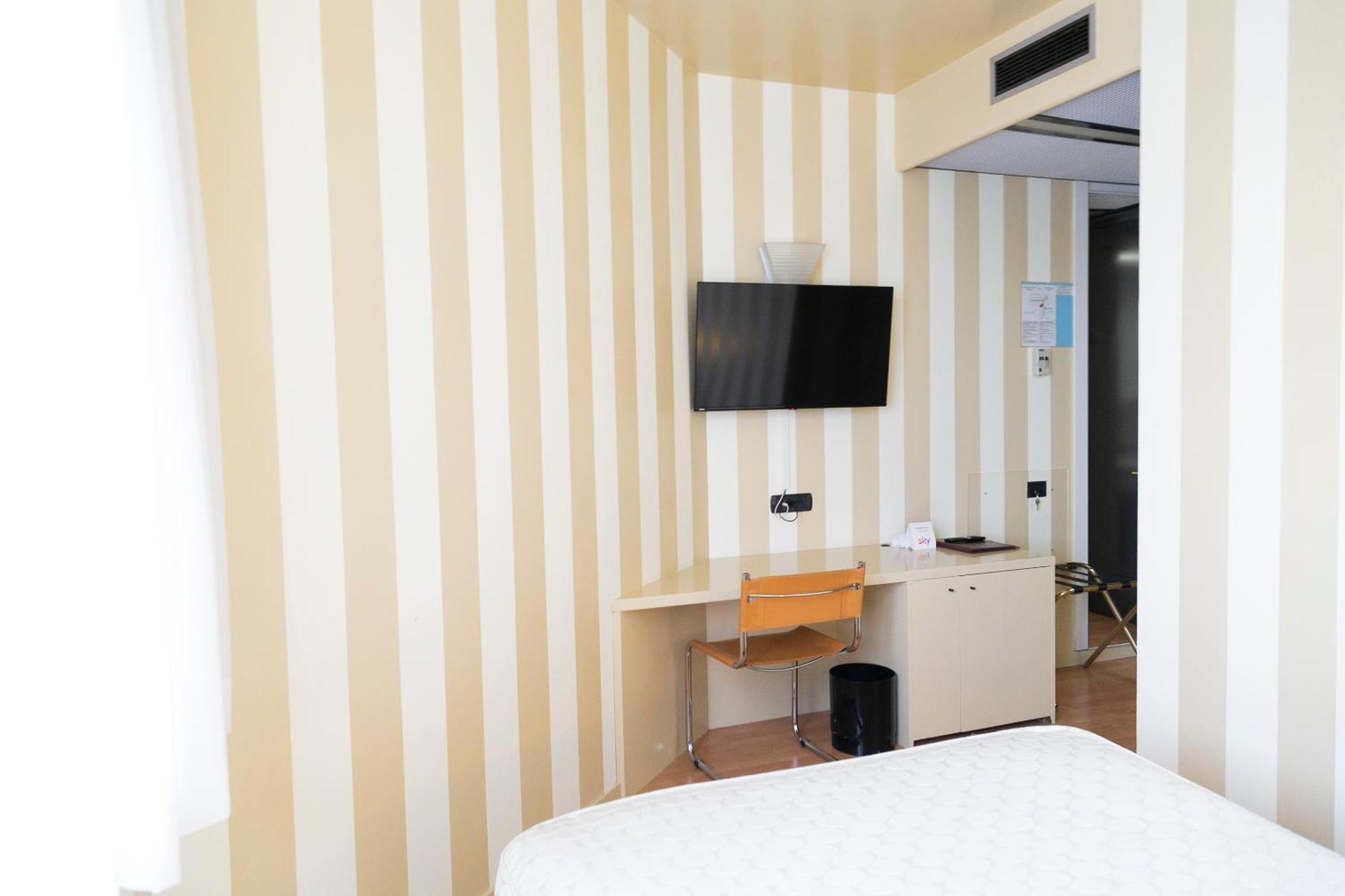 Melas Hotel Merate Bagian luar foto