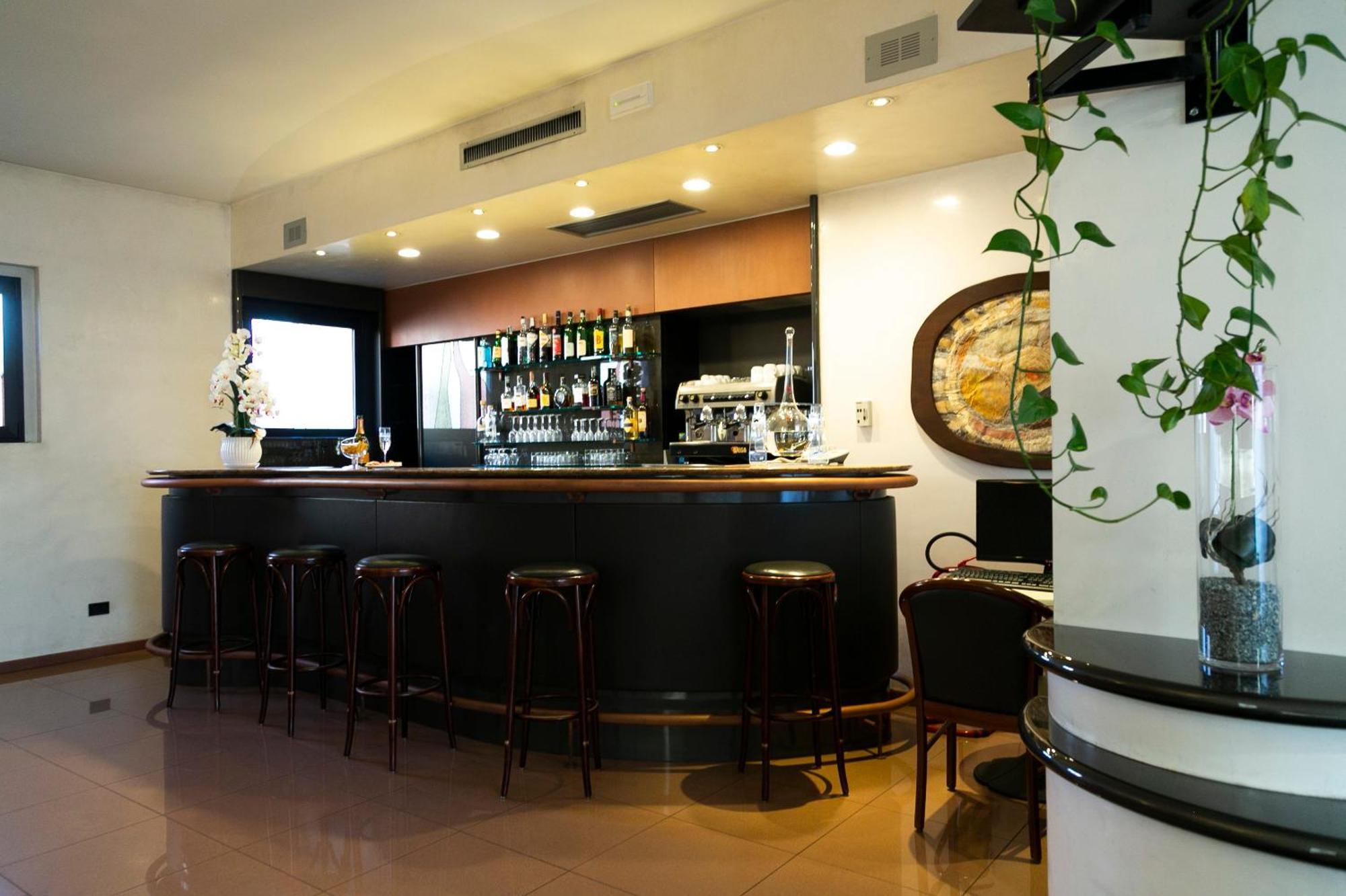 Melas Hotel Merate Bagian luar foto