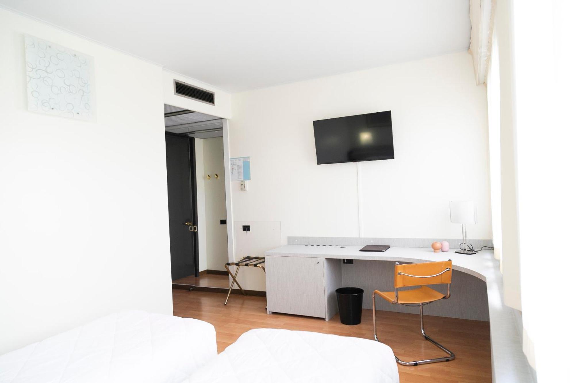 Melas Hotel Merate Bagian luar foto