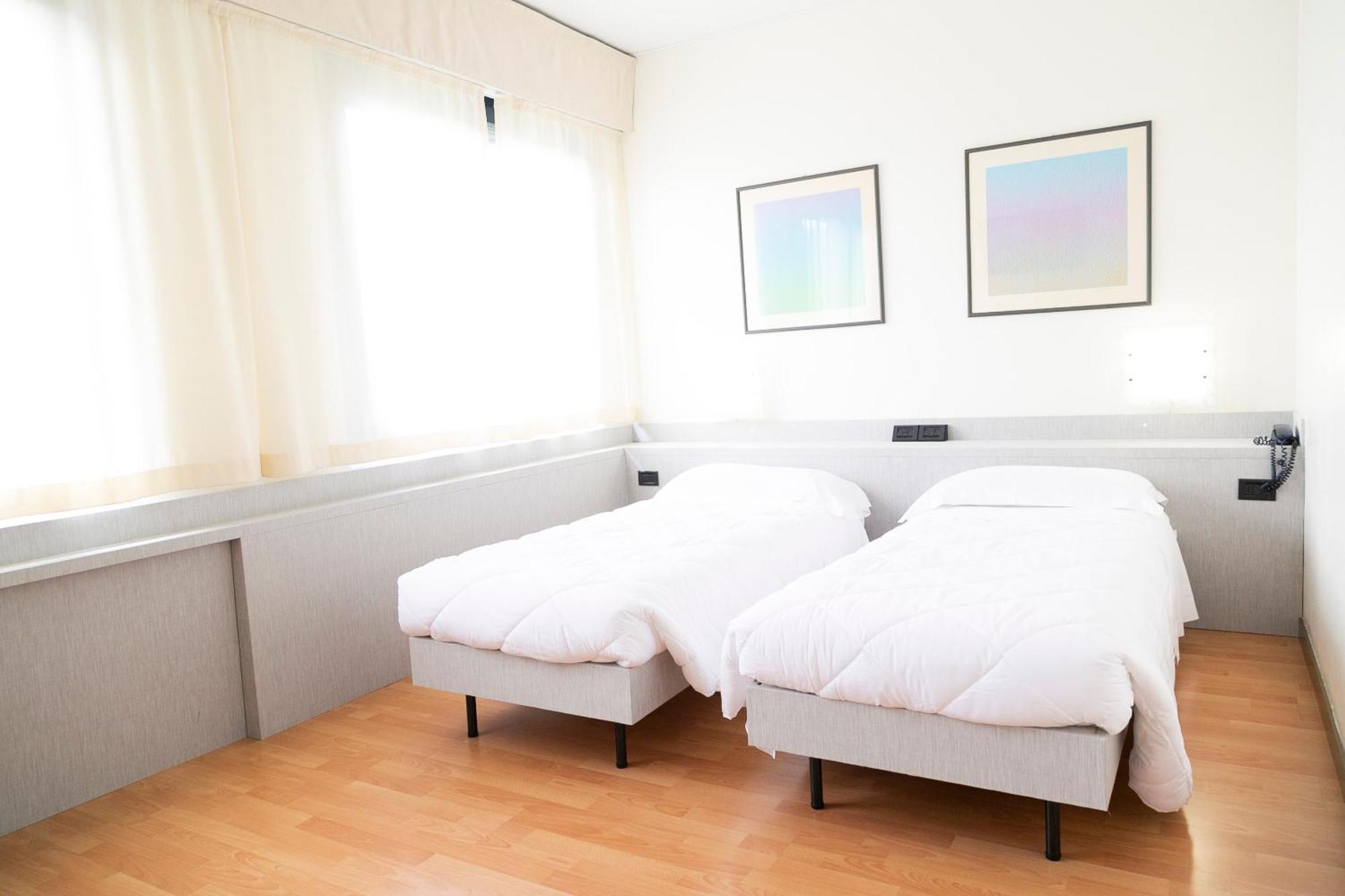 Melas Hotel Merate Bagian luar foto