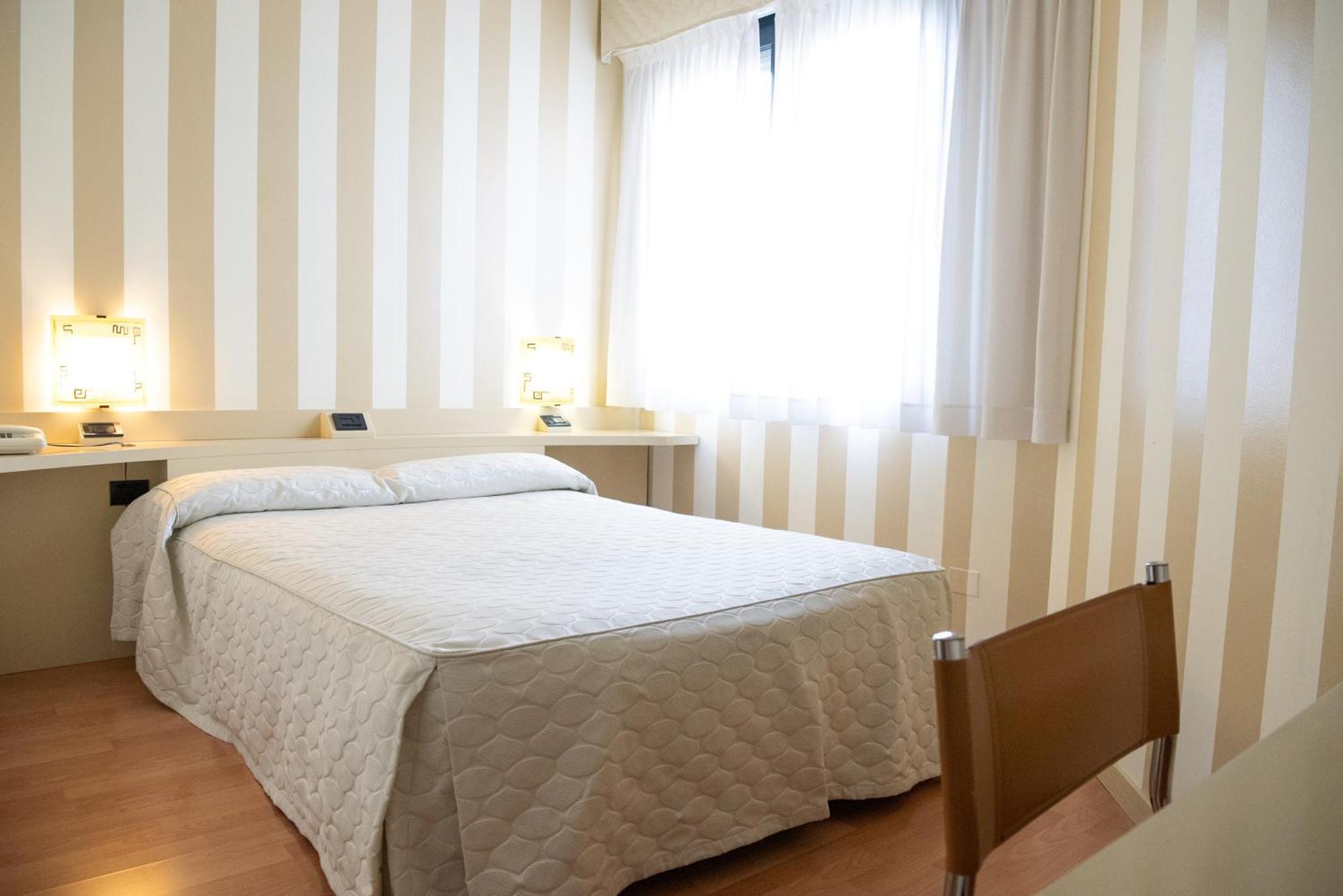 Melas Hotel Merate Bagian luar foto