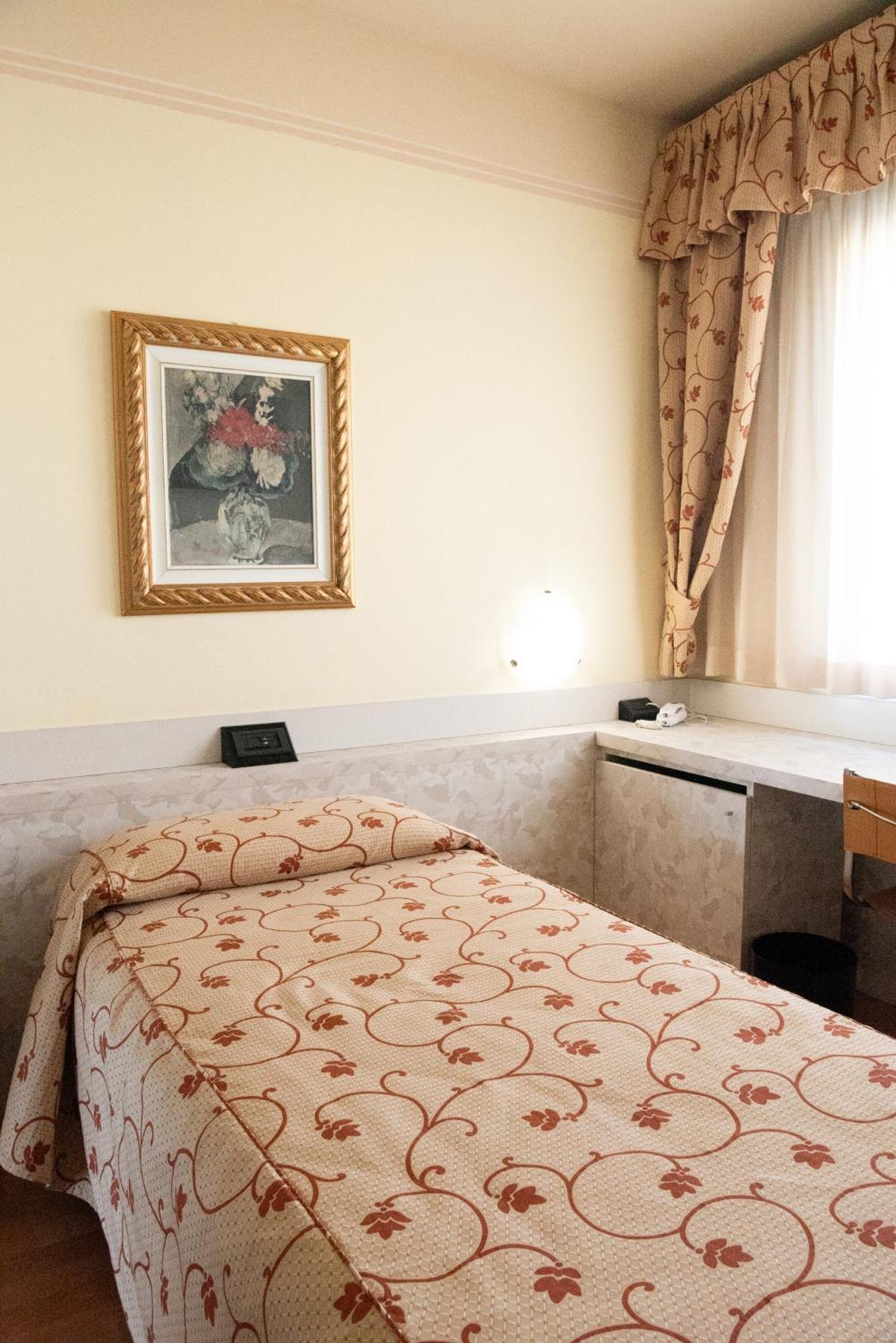 Melas Hotel Merate Bagian luar foto