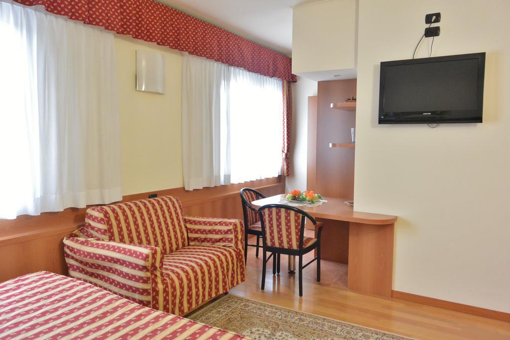 Melas Hotel Merate Bagian luar foto