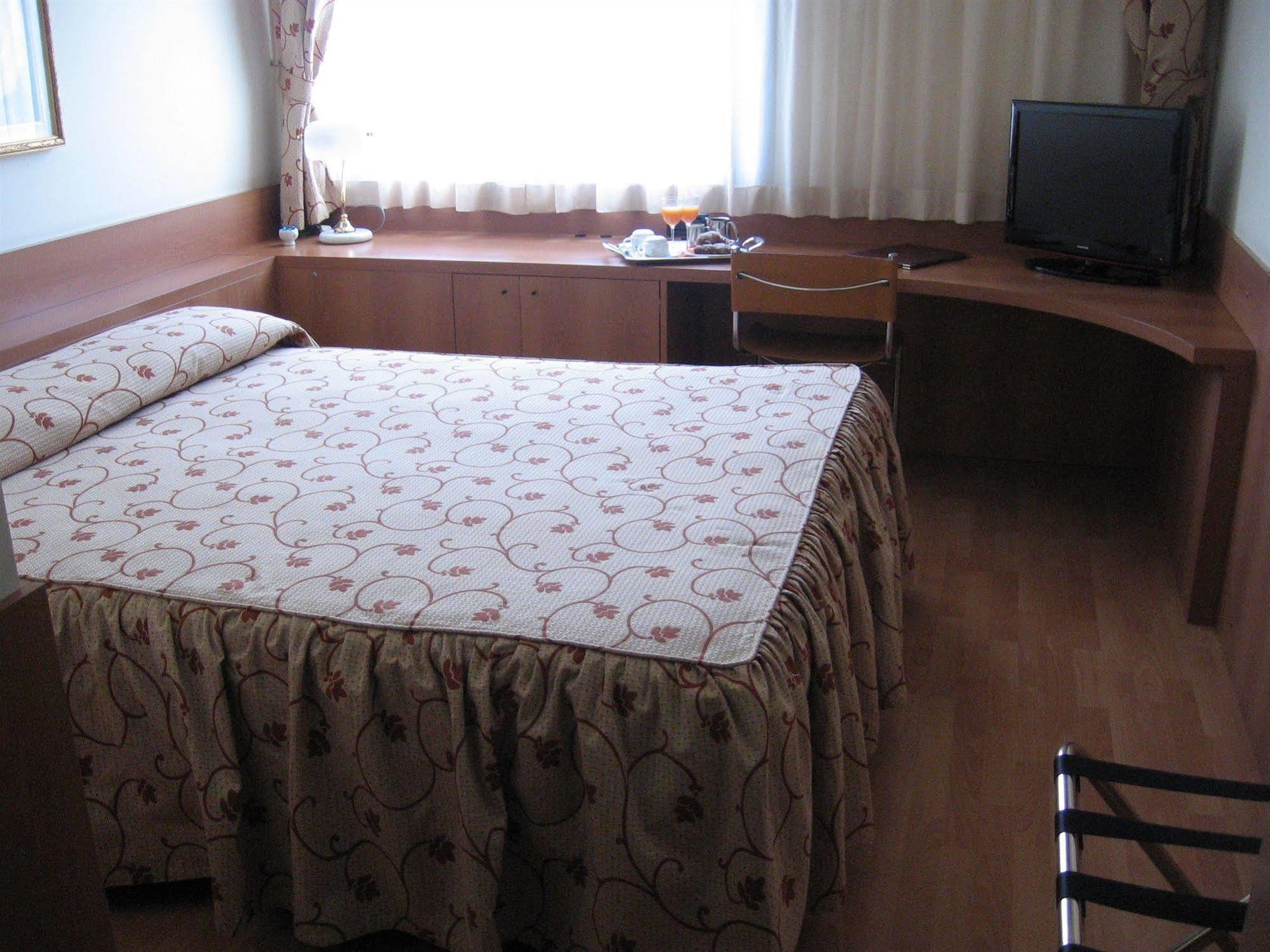 Melas Hotel Merate Bagian luar foto