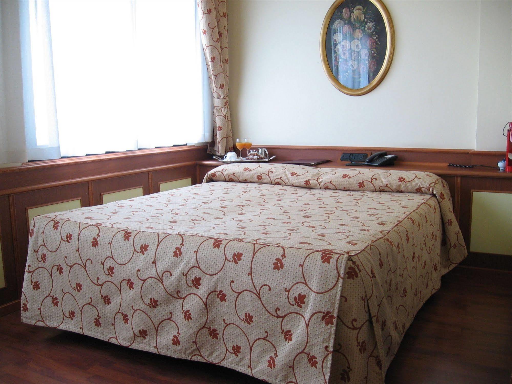 Melas Hotel Merate Bagian luar foto