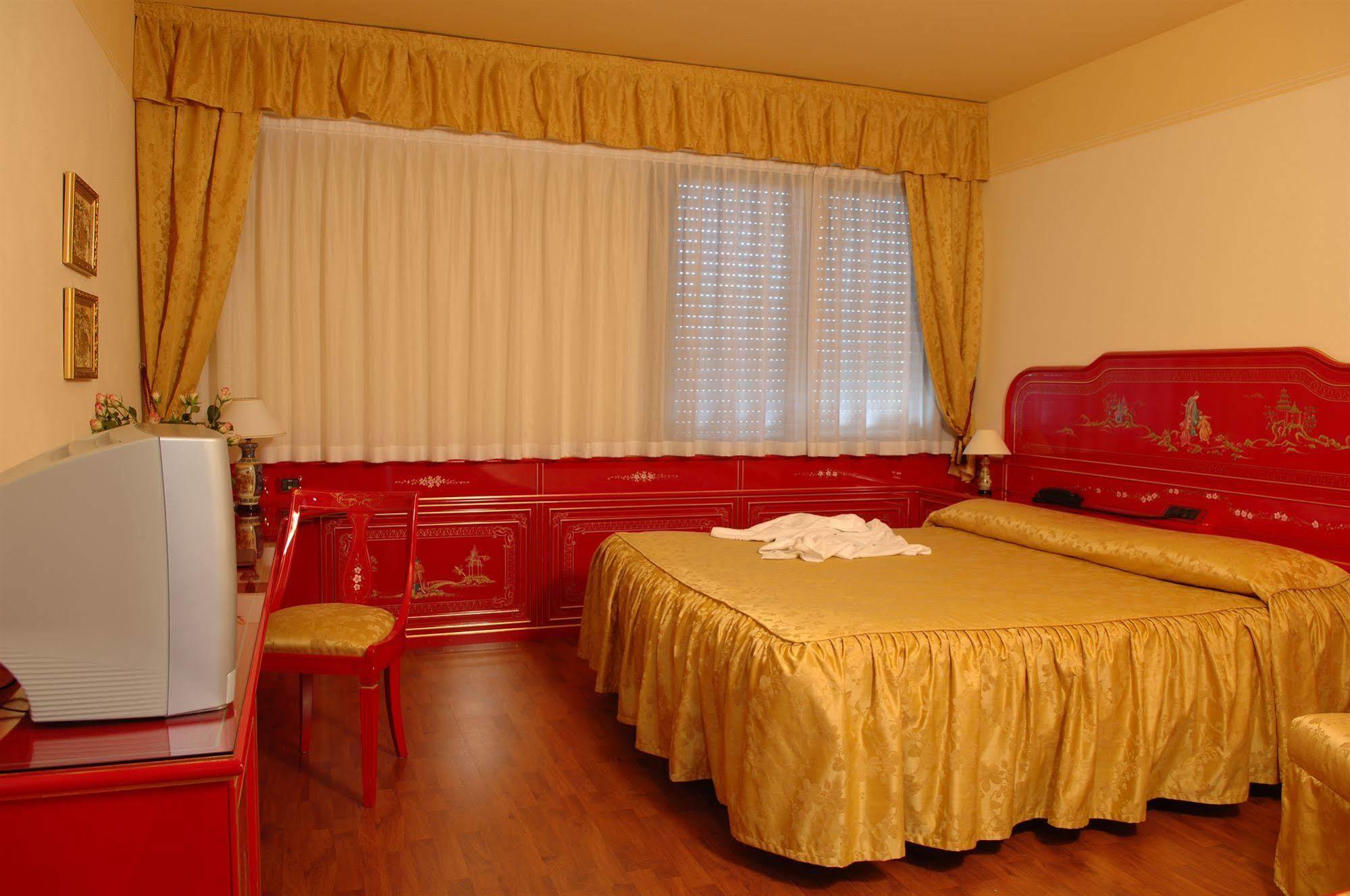 Melas Hotel Merate Bagian luar foto