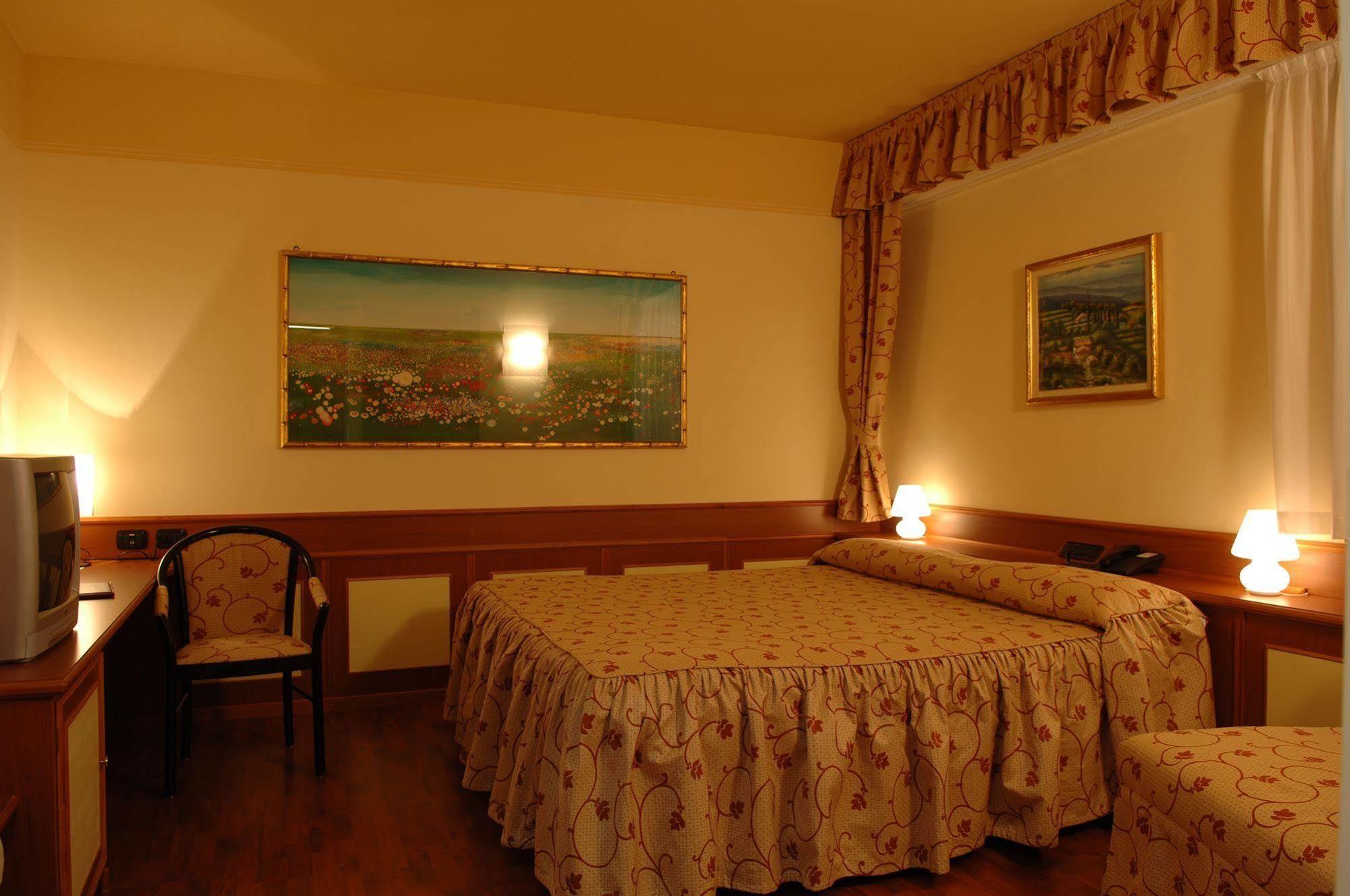 Melas Hotel Merate Bagian luar foto
